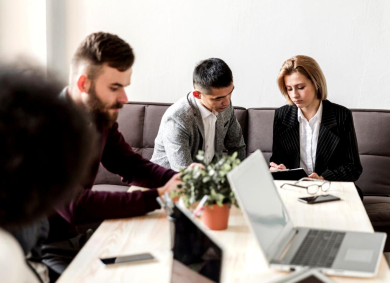 Сучасна аудиторія з комп'ютерами для навчання веб-дизайну