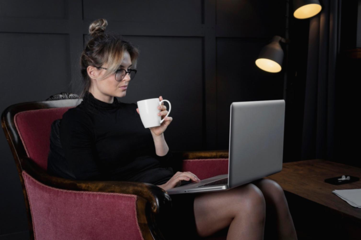 Робоче середовище дизайнера з комп'ютером та планшетом